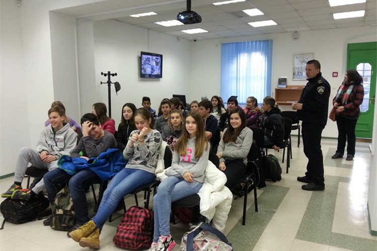 Slika vijesti/2015/INTERNET-CYBER  NASILJE-MALA.jpg